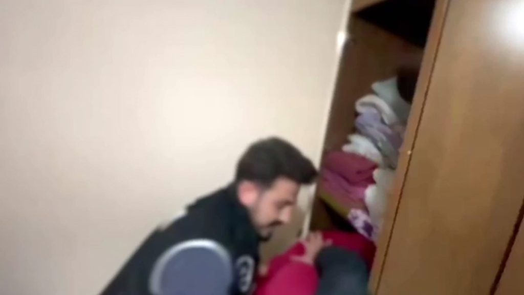 Hatay’da 40 yıl hapis cezasıyla aranan şahıs gardıroptan çıktı