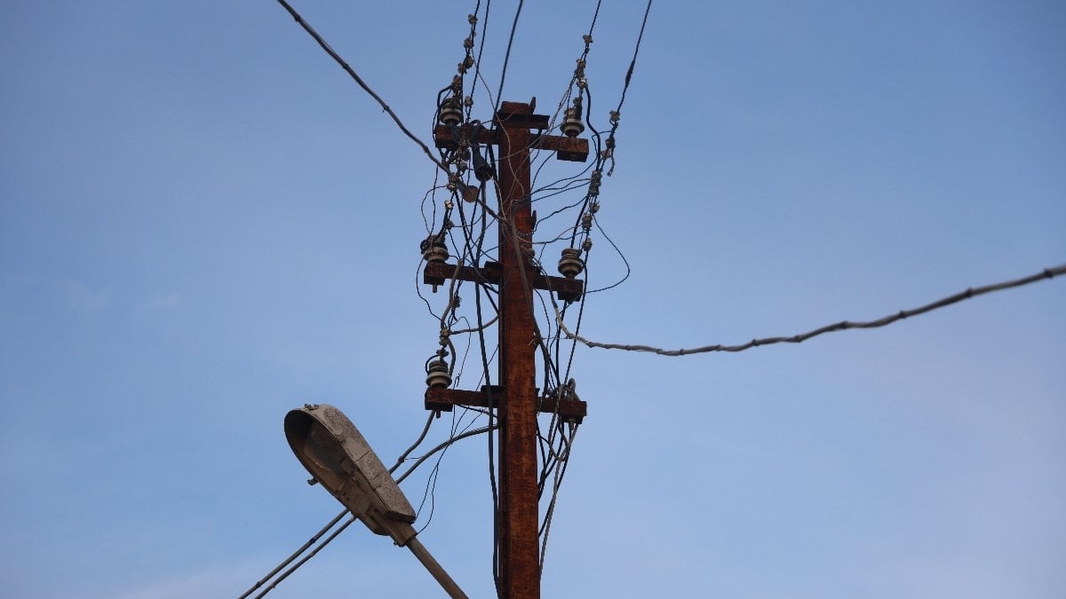 Hatay’da elektrik tellerinin bomba gibi patladığı anlar panik yarattı