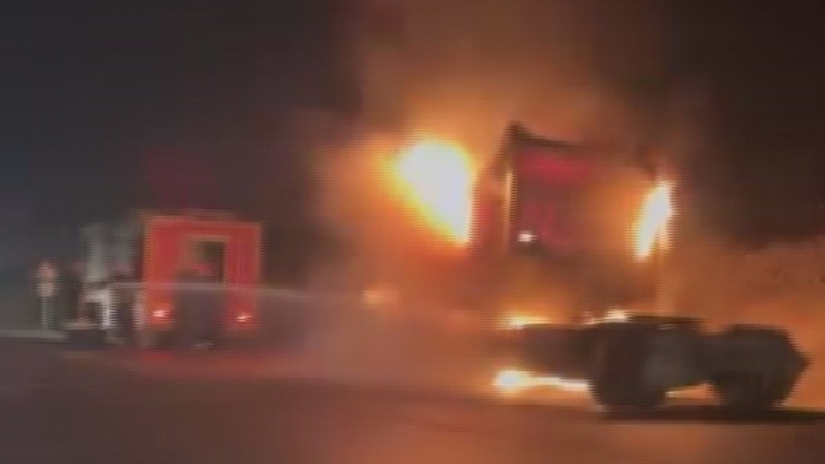 Hatay’da yanan tır küle döndü