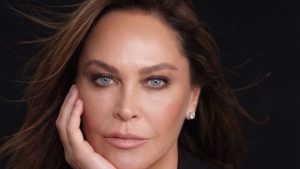 Hülya Avşar yeni rolü için başörtüsü taktı! Sosyal medyada yorum yağdı