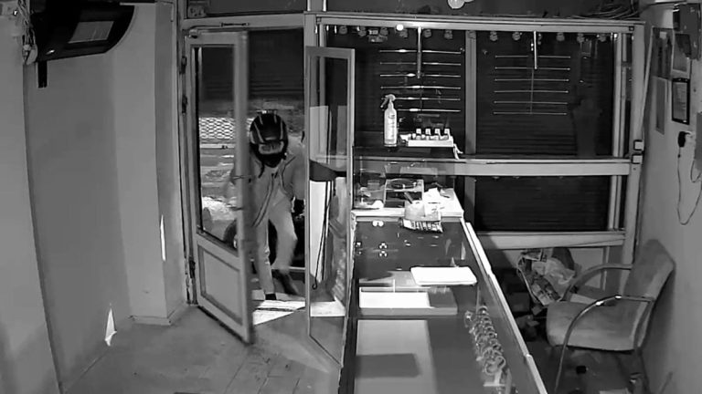 Iğdır’da motosiklet kaskı takan hırsız, kuyumcu dükkanından 5,5 kilo altın çaldı