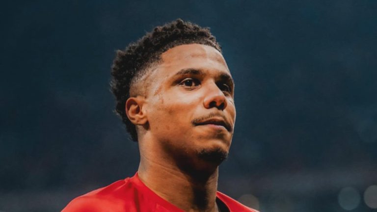 Ismail Jakobs’tan eleştirilere tepki: Yatağımın yanında mı oturuyorsun?