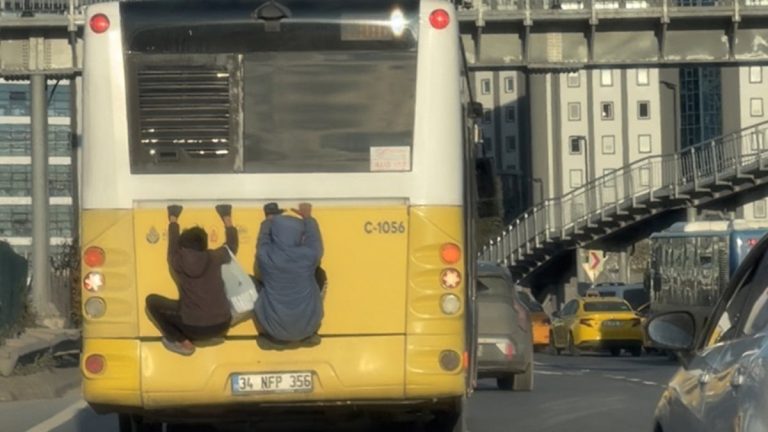 İstanbul Beykoz’da otobüsün arkasında tehlikeli yolculuk