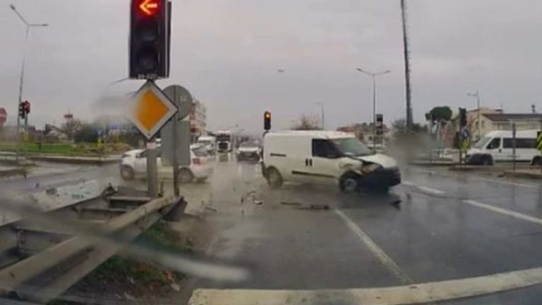 İstanbul Büyükçekmece’de kırmızı ışık ihlali kazaya neden oldu