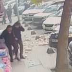 İstanbul Güngören’de yayalar çöken balkondan son anda kurtuldu