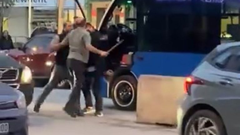 İstanbul Kadıköy’de trafikte sopalı kavga