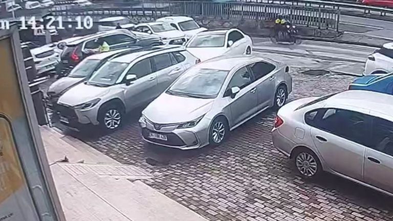 İstanbul’da bankadan para çeken iş adamına soygun girişimi kameraya yansıdı