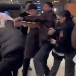 İstanbul’da bir AVM’de müşteriyle garson birbirine girdi