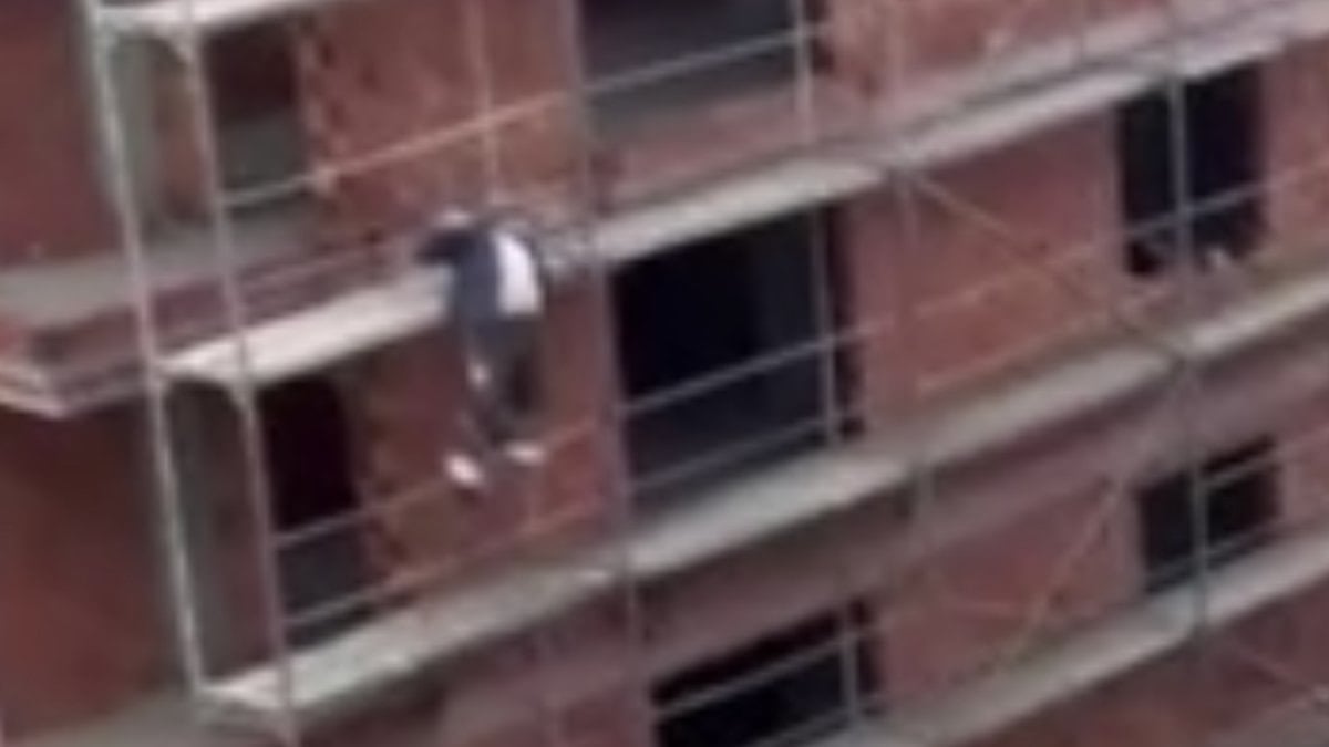 İstanbul’da bir işçi kavgaya yetişmek için inşaat iskelesinden kıvrak hareketlerle indi