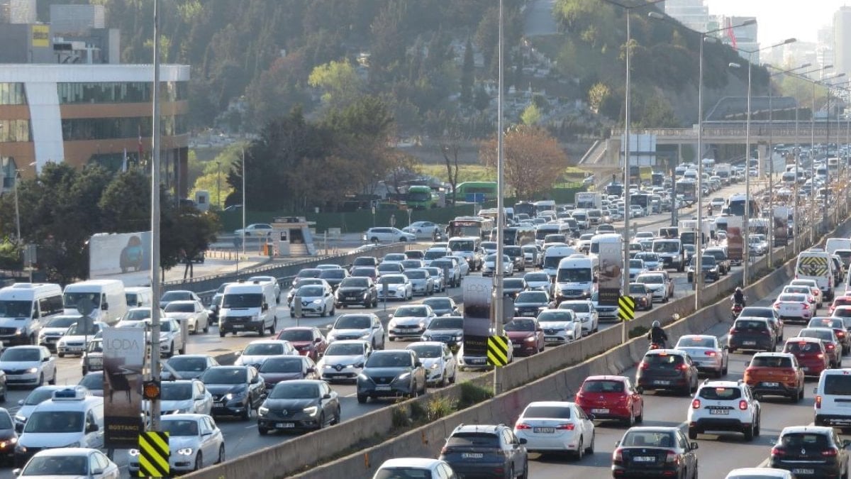 İstanbul’da bitmek bilmeyen trafik çilesi