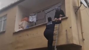 İstanbul’da çıkan yangında yaşlı kadın zabıta tarafından kurtarıldı