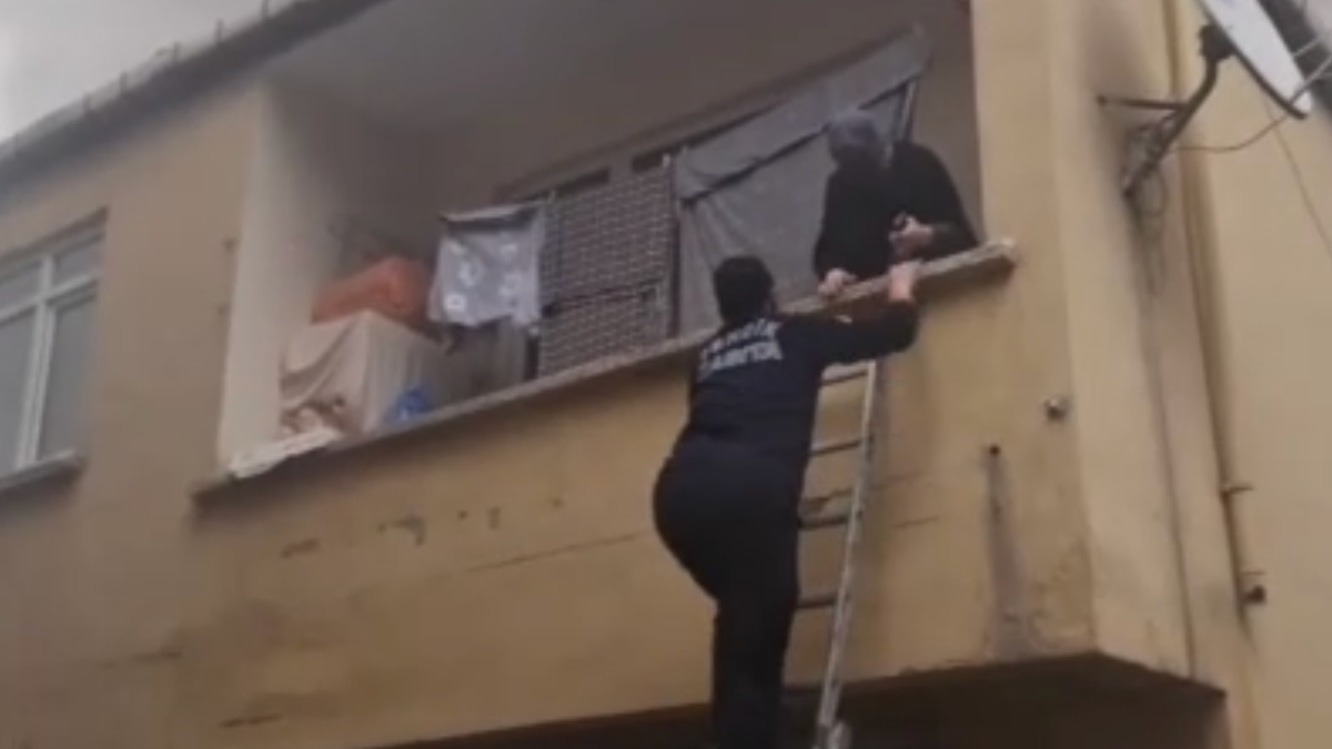 İstanbul’da çıkan yangında yaşlı kadın zabıta tarafından kurtarıldı
