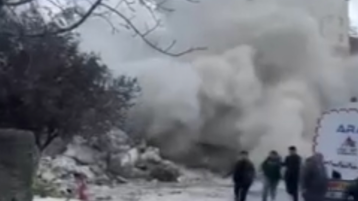 İstanbul’da çocuklar yıkım sırasında çöken binanın altında kalmaktan son anda kurtuldu