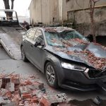 İstanbul’da çöken duvar araçlara zarar verdi