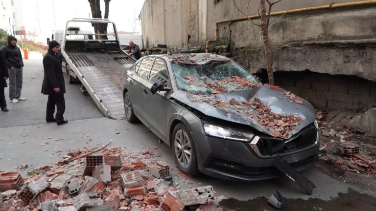 İstanbul’da çöken duvar araçlara zarar verdi