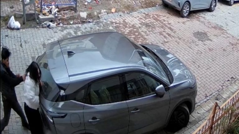 İstanbul’da eşini sokak ortasında darbeden şahıs: Burun estetiği yaptırıp boşanmak istedi