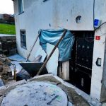 İstanbul’da faciadan kıl payı dönüldü: Araç eve daldı