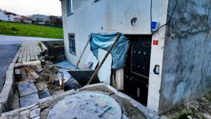 İstanbul’da faciadan kıl payı dönüldü: Araç eve daldı