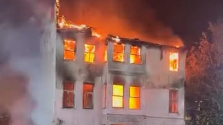 İstanbul’da Fransız Hapishanesi’nin bahçesinde bulunan 2 katlı tarihi bina alev alev yandı