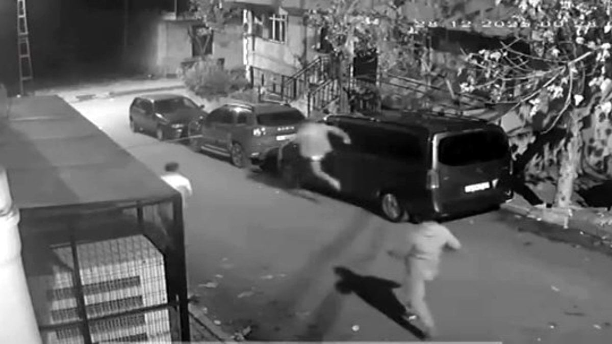 İstanbul’da iddiaya giren şahıslar park halindeki otomobillerin aynalarını kırdı