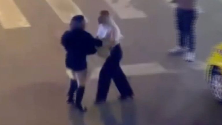 İstanbul’da kadınların taksi parası kavgası kamerada