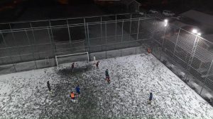 İstanbul’da kar altında halı saha keyfi