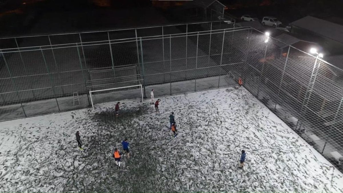 İstanbul’da kar altında halı saha keyfi
