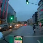 İstanbul’da kaza geliyorum dedi: Kırmızı ışıkta geçen yayaya motosiklet çarptı