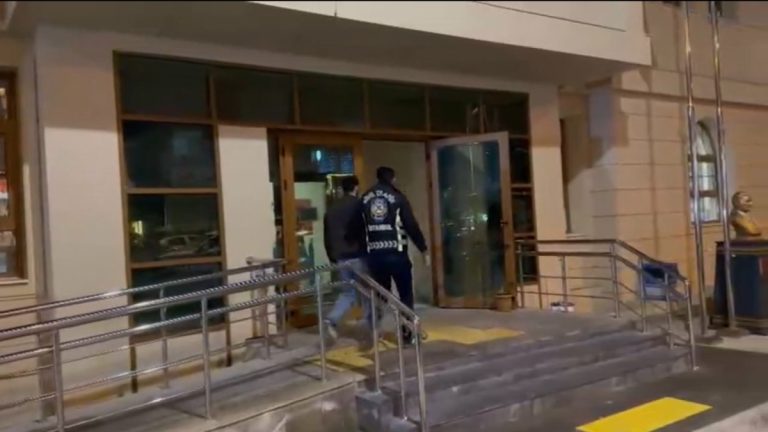 İstanbul’da kırmızı ışıkta duran sürücüyü darbeden şüpheli yakalandı