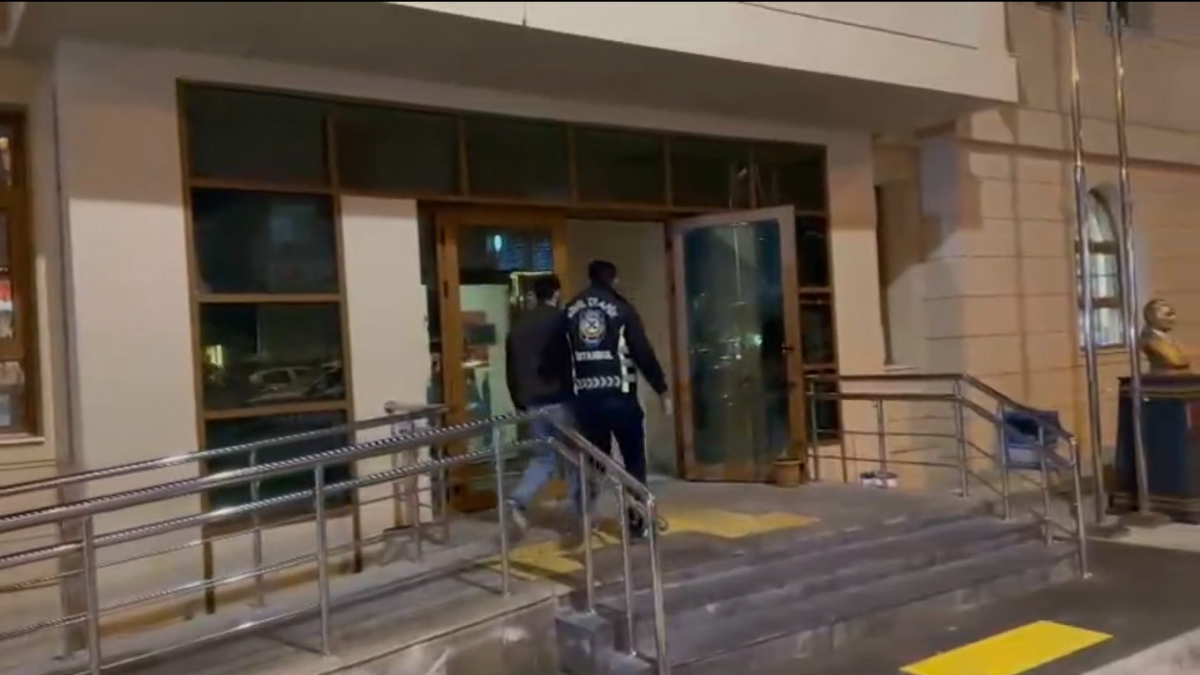 İstanbul’da kırmızı ışıkta duran sürücüyü darbeden şüpheli yakalandı