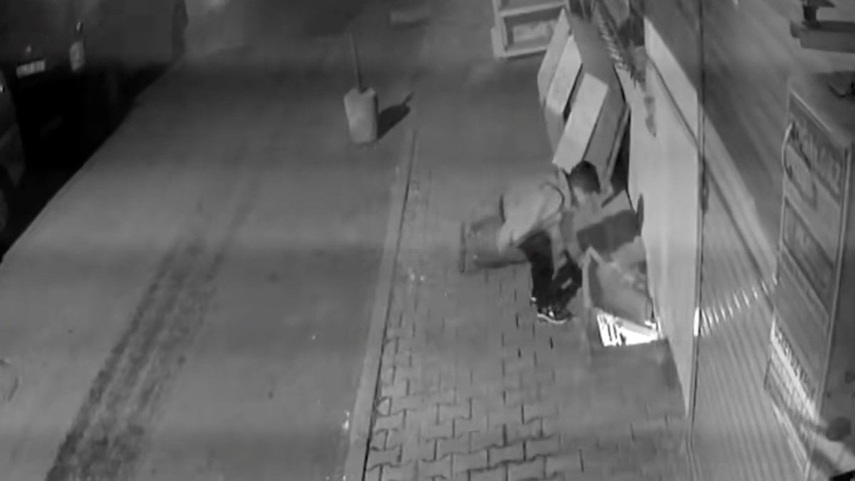 İstanbul’da küçük çocuğun tehlikeli oyunu kamerada