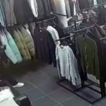 İstanbul’da müşteri gibi geldiği mağazadan ayakkabı çaldı