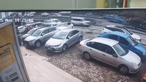 İstanbul’da ödedikleri borcu banka çıkışında silah zoruyla geri aldılar