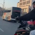 İstanbul’da otomobil sürücüsü ile motorcunun korna kavgası kamerada