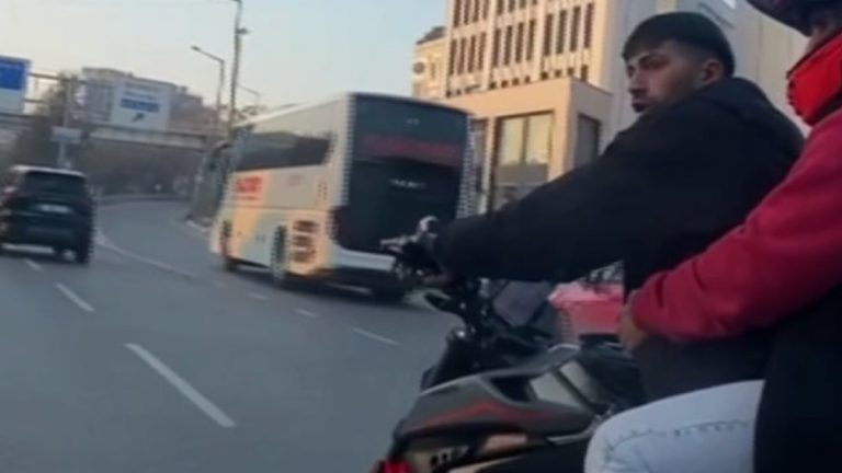 İstanbul’da otomobil sürücüsü ile motorcunun korna kavgası kamerada