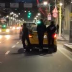 İstanbul’da patenli gençlerin taksiye tutunarak yolculuğu kamerada