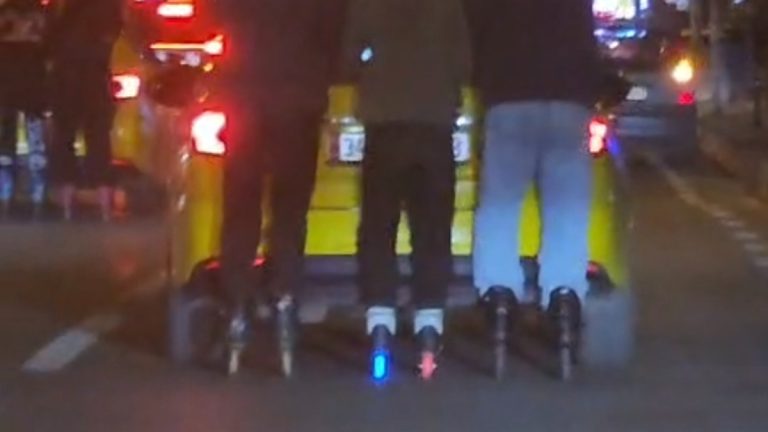 İstanbul’da patenli gençlerin tehlikeli yolculuğu kameraya yansıdı