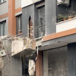 İstanbul’da yıkım sırasında yandaki bina zarar gördü