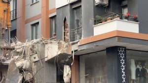 İstanbul’da yıkım sırasında yandaki bina zarar gördü