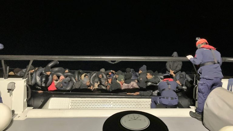 İzmir açıklarında 44 kaçak göçmen yakalandı, 18 göçmen kurtarıldı