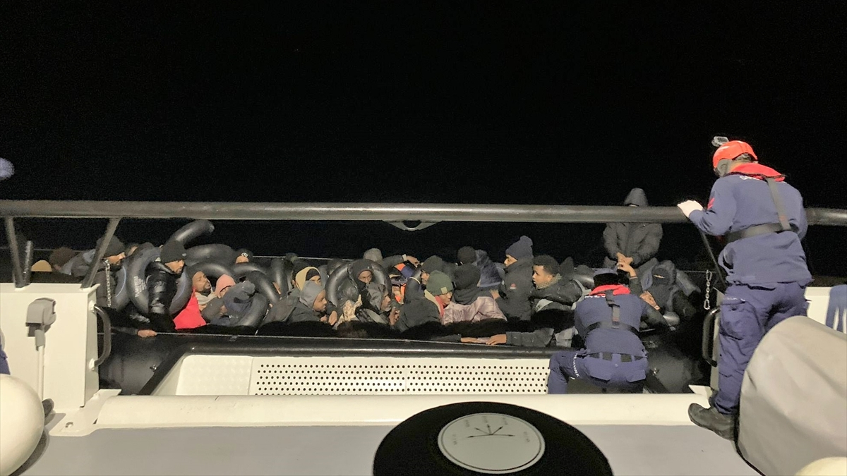 İzmir açıklarında 44 kaçak göçmen yakalandı, 18 göçmen kurtarıldı