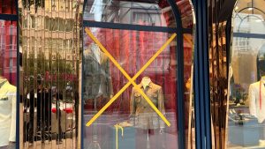 İzmir’de alkollü trans şahıs, başıyla vurduğu iş yeri vitrin camını kırdı