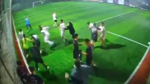 İzmir’de halı sahada tekme tokatlı kavga kameraya yansıdı