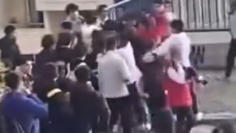 İzmir’de öğrencilerin birbirine girdiği kavga kameraya yansıdı