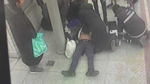 İzmir’de tren beklerken kalp krizi geçirdi: İlk müdahaleyi perondaki sağlıkçı yaptı