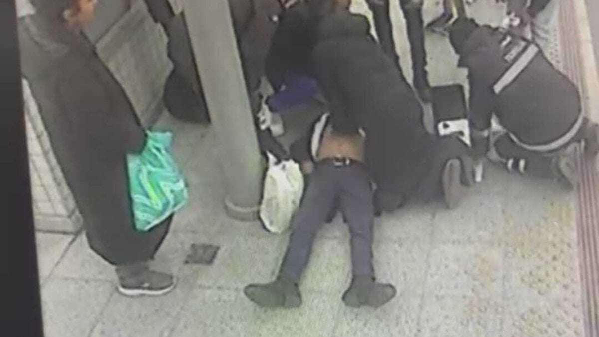 İzmir’de tren beklerken kalp krizi geçirdi: İlk müdahaleyi perondaki sağlıkçı yaptı