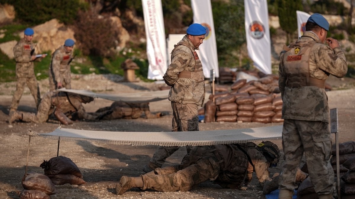 Jandarma komandolar, İzmir’de gerçekleştirilen ‘Savaşçı Yarışması’nda mücadele ediyor