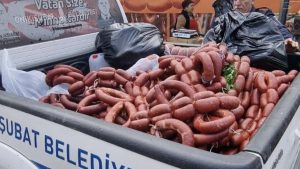 Kahramanmaraş’ta tarihi geçmiş 850 kilogram sucuk ele geçirildi