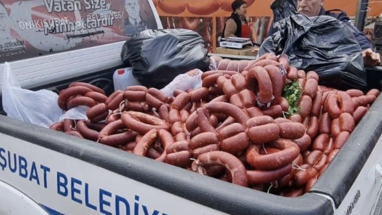 Kahramanmaraş’ta tarihi geçmiş 850 kilogram sucuk ele geçirildi