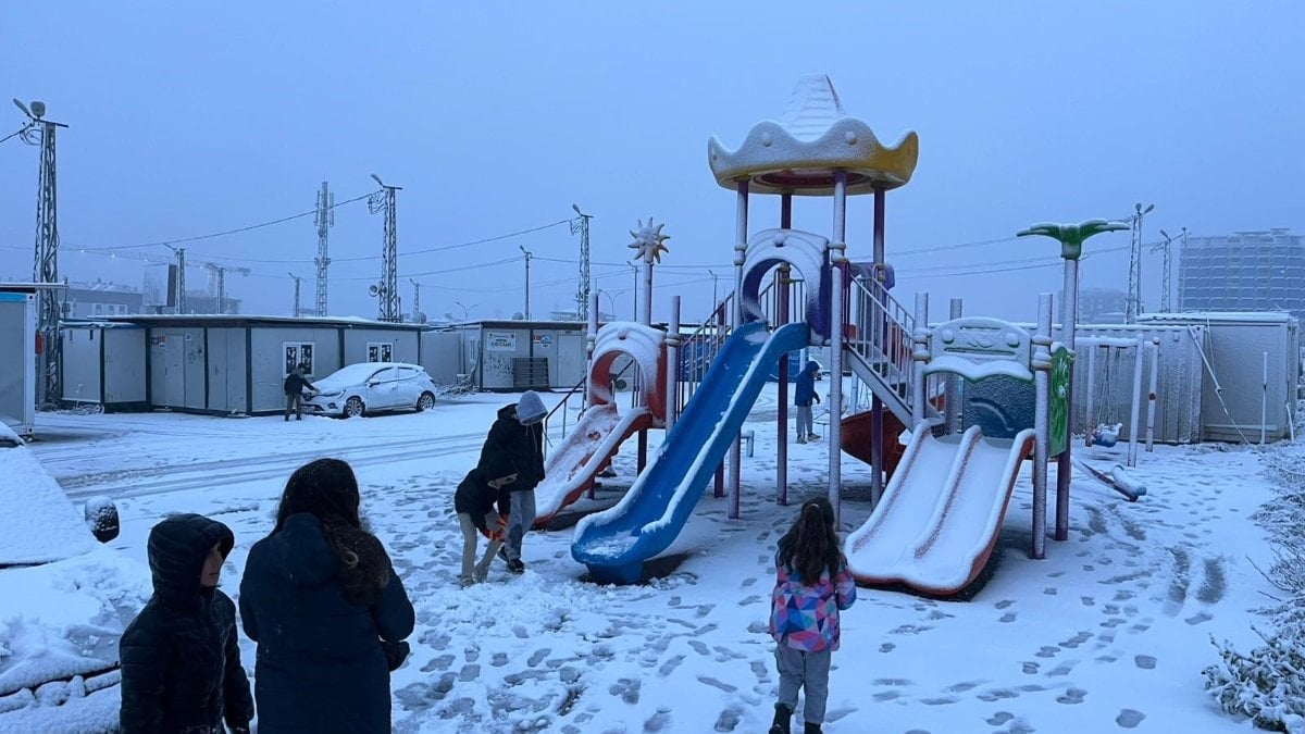 Kar yağışı Hatay’ı beyaza bürüdü